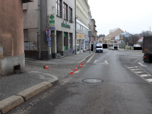Řidič v centru Turnova narazil do domu. Z místa ujel, hledá ho policie