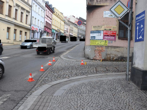 Řidič v centru Turnova narazil do domu. Z místa ujel, hledá ho policie