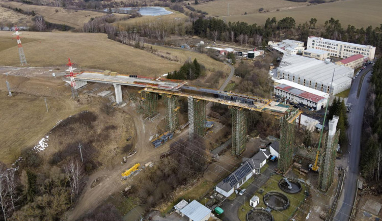 Na stavbě obchvatu Brtnice dnes zemřel muž. Spadl z velké výšky