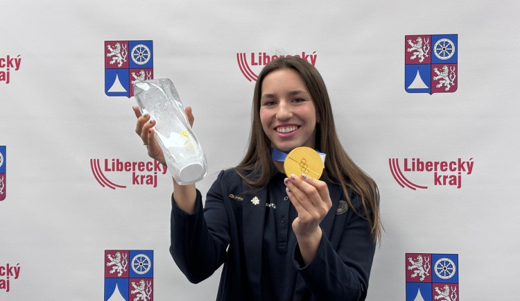 Zuzana Maděrová získala díky vítězství na olympiádě v Itálii nejen zlatou medaili, ale i skleněnou trofeje z Českolipska