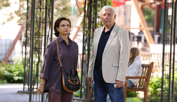 Hrůza dokončil hudbu i titulní píseň pro hvězdně obsazený film Někdo to rád v Plzni