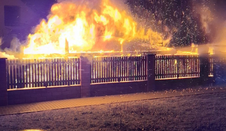 Noční požár na Přerovsku zdevastoval auto i přístřešek, škoda překročí milion