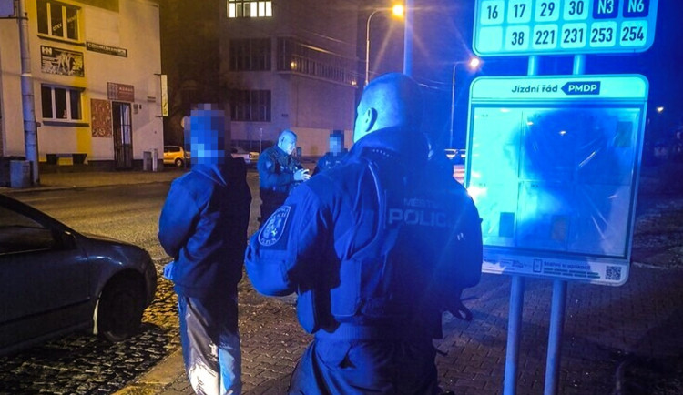 Jedno podezření spustilo lavinu průšvihů, policie muže na místě sebrala