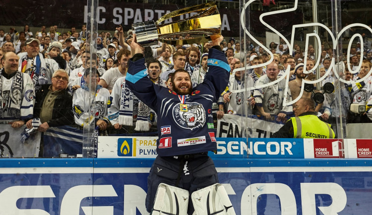 Lašák se zařadí mezi legendy Bílých Tygrů. Číslo 25 zamíří ke stropu liberecké areny