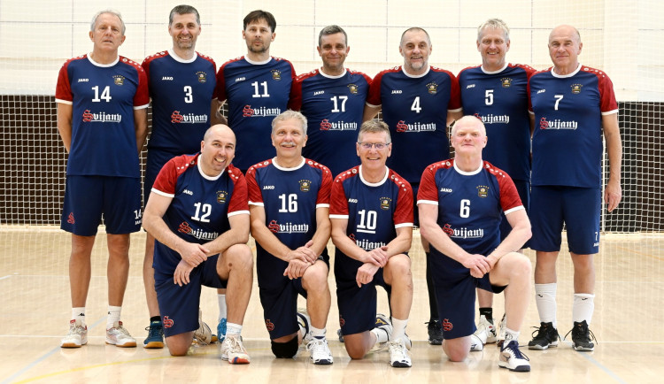 Foto pořádajícího družstva a současného mistra ČR v kategorii mužů nad 50 let Pivovaru Svijany.