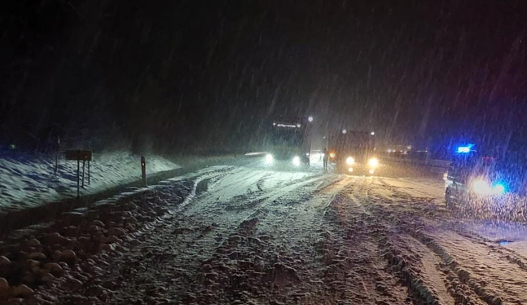 Počasí ráno komplikovalo provoz na dálnici i v Jihlavě, kopce nebyly sjízdné