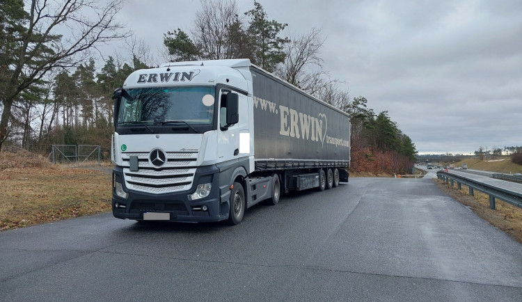 Pátek třináctého byl pro kamiony „smolný“, policie na D1 řešila závažné přestupky