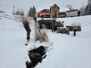 Mercedes na Jablonecku vylétl ze silnice do příkopu, pomoc pasažérům zavolal systém eCall
