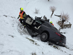 Mercedes na Jablonecku vylétl ze silnice do příkopu, pomoc pasažérům zavolal systém eCall