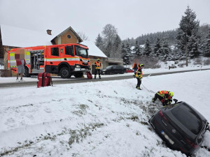 Mercedes na Jablonecku vylétl ze silnice do příkopu, pomoc pasažérům zavolal systém eCall