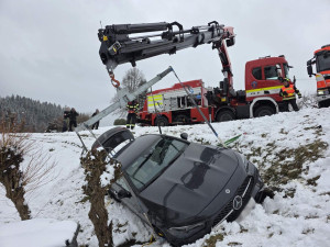 Mercedes na Jablonecku vylétl ze silnice do příkopu, pomoc pasažérům zavolal systém eCall