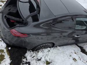 Mercedes na Jablonecku vylétl ze silnice do příkopu, pomoc pasažérům zavolal systém eCall