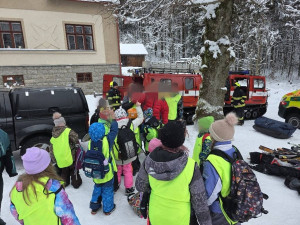 Nečekané dobrodružství malých lyžařů na Jablonecku. Autobus jim zapadl, svezli se obojživelníkem