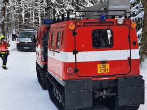 Nečekané dobrodružství malých lyžařů na Jablonecku. Autobus jim zapadl, svezli se obojživelníkem