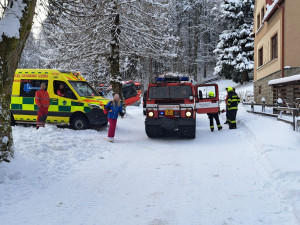 Nečekané dobrodružství malých lyžařů na Jablonecku. Autobus jim zapadl, svezli se obojživelníkem
