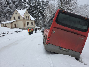 Nečekané dobrodružství malých lyžařů na Jablonecku. Autobus jim zapadl, svezli se obojživelníkem