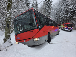 Nečekané dobrodružství malých lyžařů na Jablonecku. Autobus jim zapadl, svezli se obojživelníkem