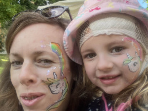 Anežka ze Cvikova bojuje se vzácným typem rakoviny, rodina žádá o pomoc s financováním nákladné léčby