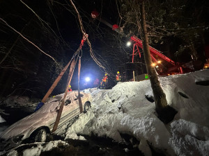 U Dolních Míseček sjelo auto do řeky Jizerky. Odtahovka nepomohla, vytáhli ho až hasiči