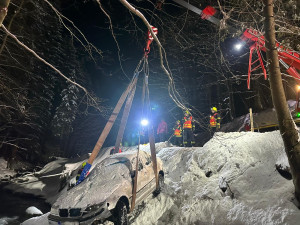 U Dolních Míseček sjelo auto do řeky Jizerky. Odtahovka nepomohla, vytáhli ho až hasiči