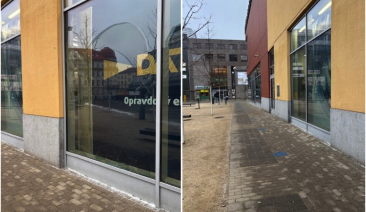 Výlohu OC Forum rozbil míč. Policie hledá „fotbalisty“ i svědky