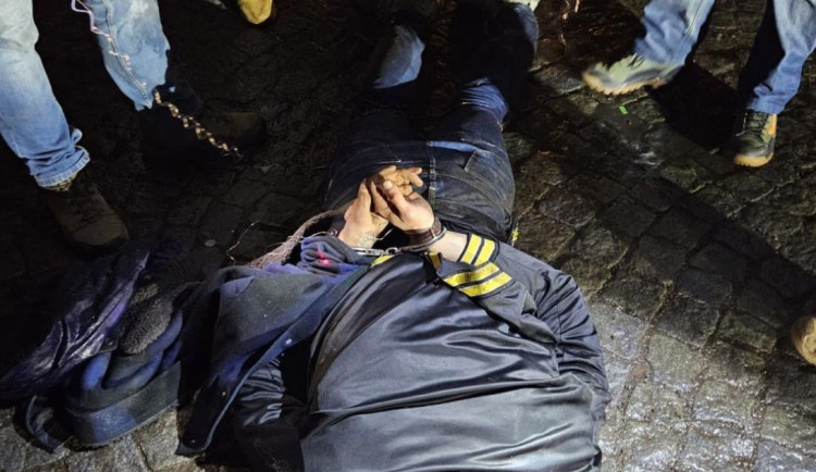 Kriminalisté rozkryli brutální únos na Náchodsku. Dva muži drželi oběť 30 hodin ve skladové hale