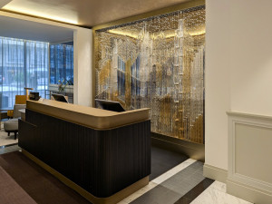 Na Českolipsku vznikla skleněná instalace pro pražský Hilton, připomínající panorama Prahy