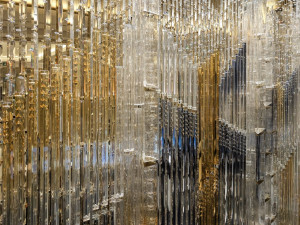 Na Českolipsku vznikla skleněná instalace pro pražský Hilton, připomínající panorama Prahy