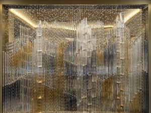 Na Českolipsku vznikla skleněná instalace pro pražský Hilton, připomínající panorama Prahy