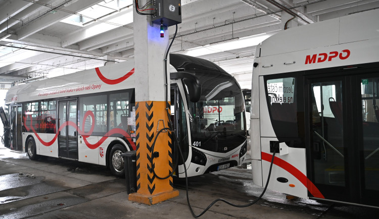 Květobus i Emoji vyjedou do ulic. Opava má nové elektrobusy, jména vybrali školáci