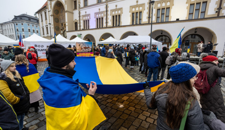 FOTO: Maketa ruského dronu a pochod proti strachu. V Olomouci lidé podpořili Ukrajinu