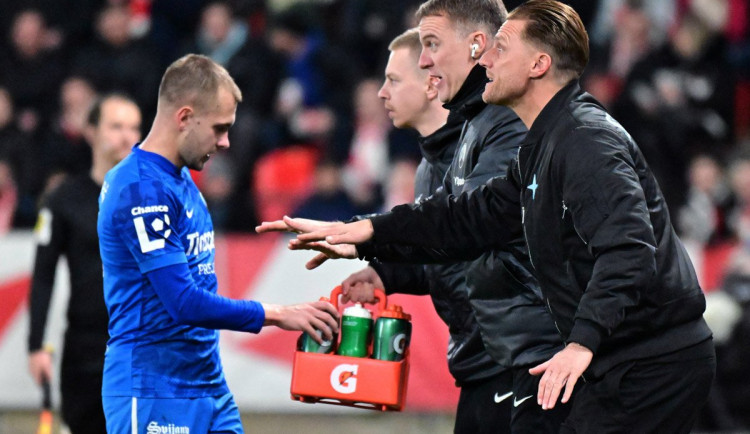 Takových soubojů bylo osmdesát, vadila trenérovi Slovanu Kováčovi penalta