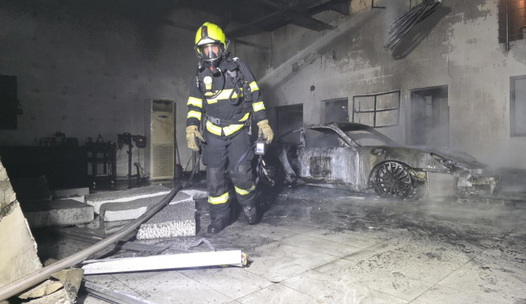 Noční požár v českolipském autosalonu. Uvnitř hořelo jedno z aut