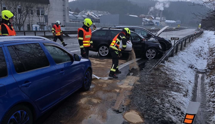 Srážka dvou aut pozastavila provoz u Hodkovic. Jedna z řidiček skončila v nemocnici