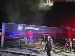 Noční požár v českolipském autosalonu. Uvnitř hořelo jedno z aut