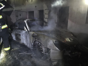 Noční požár v českolipském autosalonu. Uvnitř hořelo jedno z aut