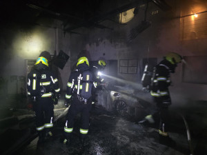 Noční požár v českolipském autosalonu. Uvnitř hořelo jedno z aut