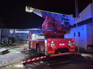 Noční požár v českolipském autosalonu. Uvnitř hořelo jedno z aut