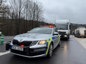 Policisté kontrolovali řidiče nákladních aut. Řešili rychlost i dobu odpočinku