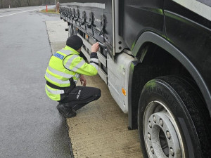 Policisté kontrolovali řidiče nákladních aut. Řešili rychlost i dobu odpočinku