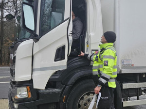 Policisté kontrolovali řidiče nákladních aut. Řešili rychlost i dobu odpočinku