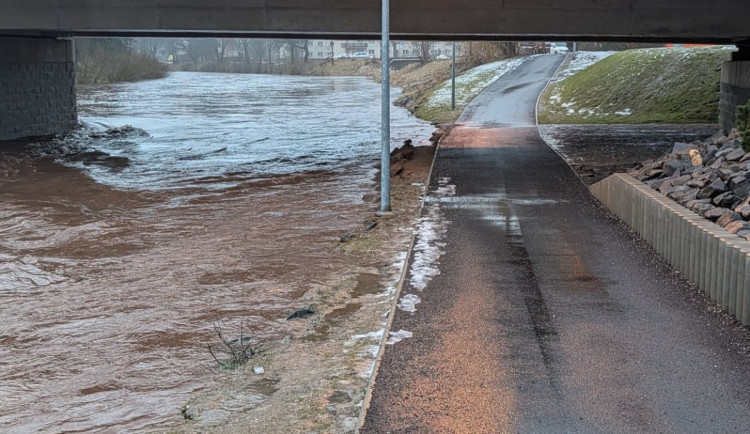 Z důvodu stoupající hladiny řeky Jizery byly ráno v Semilech uzavřeny cyklostezky pod mostem na obou březích.