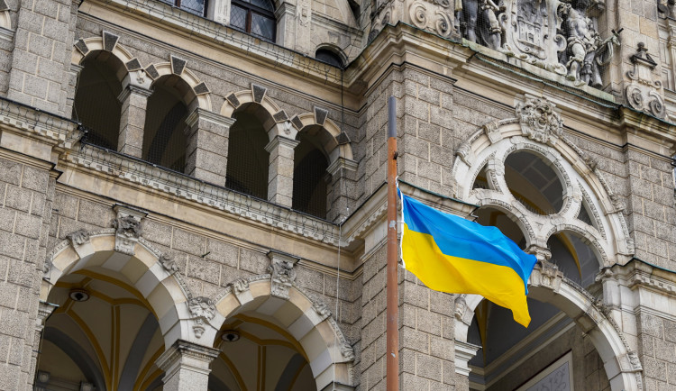 Čtyři roky války na Ukrajině. Před libereckou radnicí je připomíná vlajka Ukrajiny