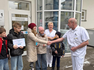 Krásné gesto dětí ze ZŠ Ještědská. Uspořádaly sbírku, výtěžek darovaly liberecké onkologii