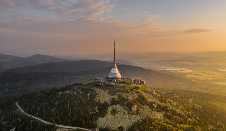 Horský hotel a vysílač Ještěd.