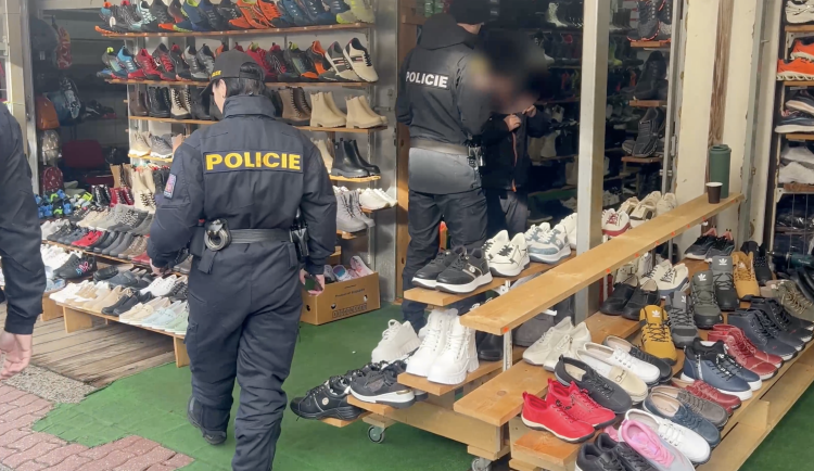 Policie zkontrolovala v Karlových Varech a Potůčkách 268 lidí, zaměřila se na autobusy i tržnici