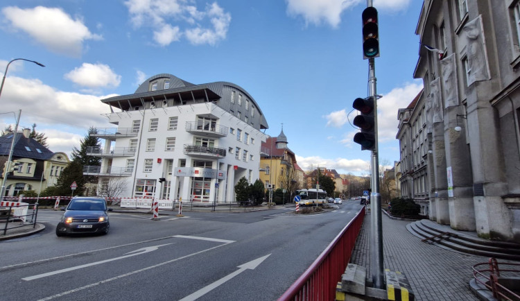 Zavřená Jablonecká, na Husovce semafory. Dopravní komplikace v Liberci začínají