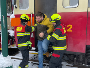 Drážní hasiči reagují na stále častější elektrokoloběžky ve vlacích. Cvičili, co při jejich požáru