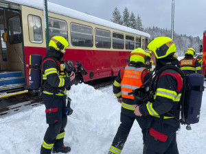 Drážní hasiči reagují na stále častější elektrokoloběžky ve vlacích. Cvičili, co při jejich požáru