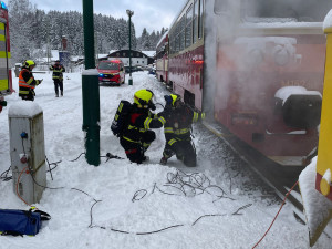 Drážní hasiči reagují na stále častější elektrokoloběžky ve vlacích. Cvičili, co při jejich požáru